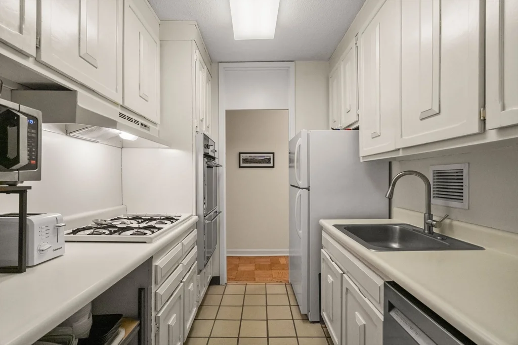 2 bed, 1 bath apartment for rent at 85 East India Row Unit 36G, Waterfront — photo 16 of 30
