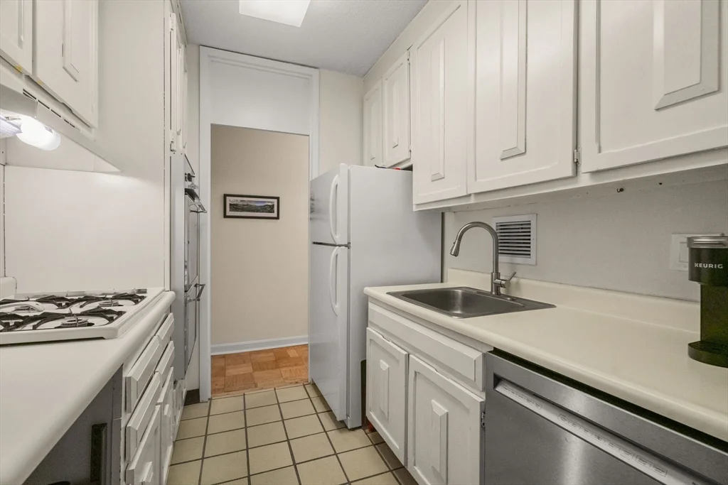 2 bed, 1 bath apartment for rent at 85 East India Row Unit 36G, Waterfront — photo 18 of 30
