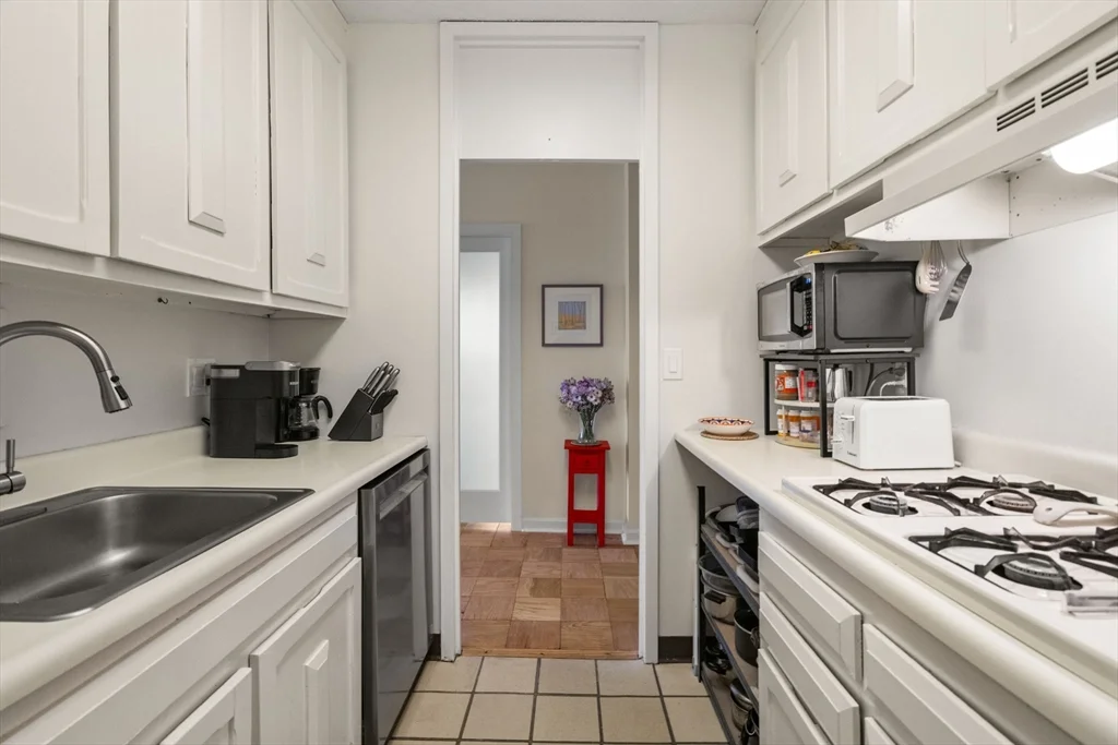 2 bed, 1 bath apartment for rent at 85 East India Row Unit 36G, Waterfront — photo 17 of 30