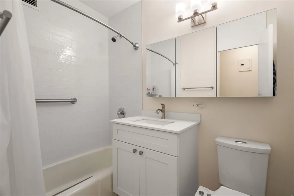 2 bed, 1 bath apartment for rent at 85 East India Row Unit 36G, Waterfront — photo 23 of 30
