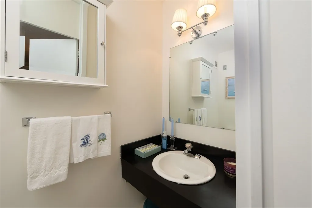 2 bed, 1 bath apartment for rent at 85 East India Row Unit 3G, Waterfront — photo 12 of 26