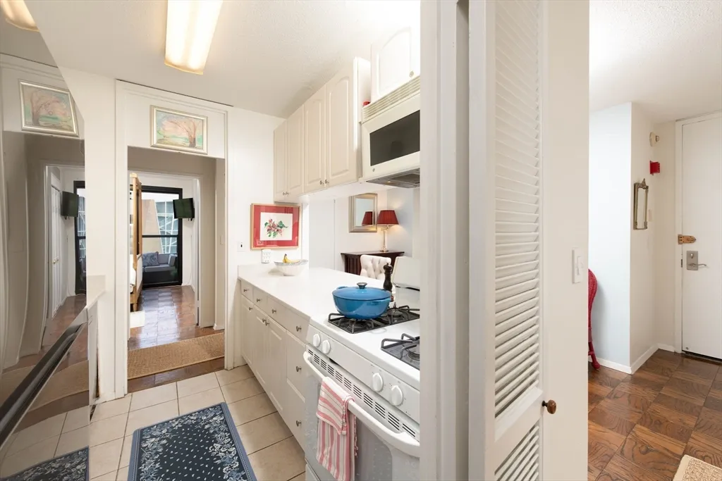 2 bed, 1 bath apartment for rent at 85 East India Row Unit 3G, Waterfront — photo 8 of 26