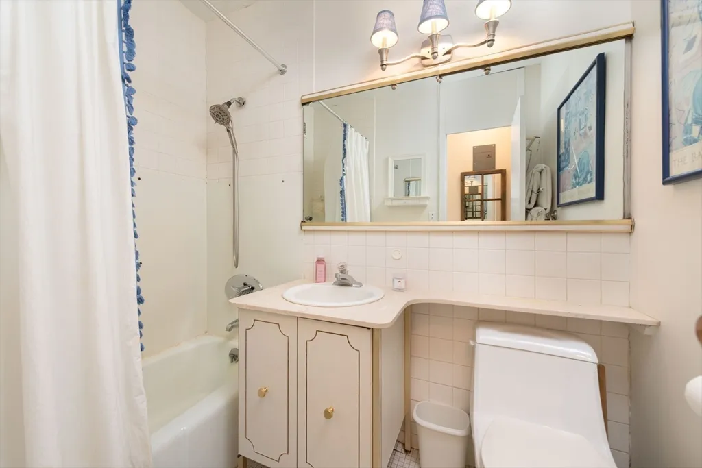 2 bed, 1 bath apartment for rent at 85 East India Row Unit 3G, Waterfront — photo 18 of 26