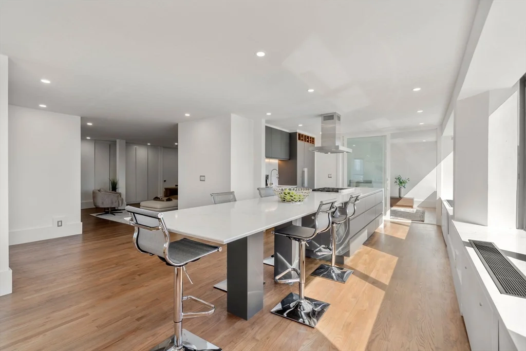 4 bed, 3 bath apartment for rent at 85 E India Row Unit 41 AB, Waterfront — photo 8 of 21