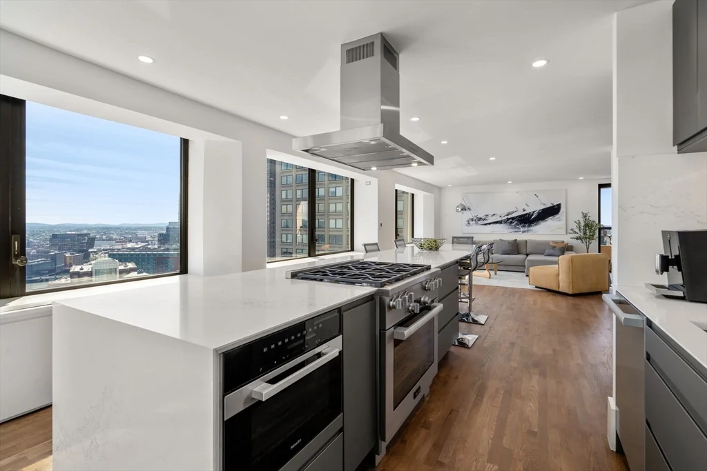 4 bed, 3 bath apartment for rent at 85 E India Row Unit 41 AB, Waterfront — photo 10 of 21