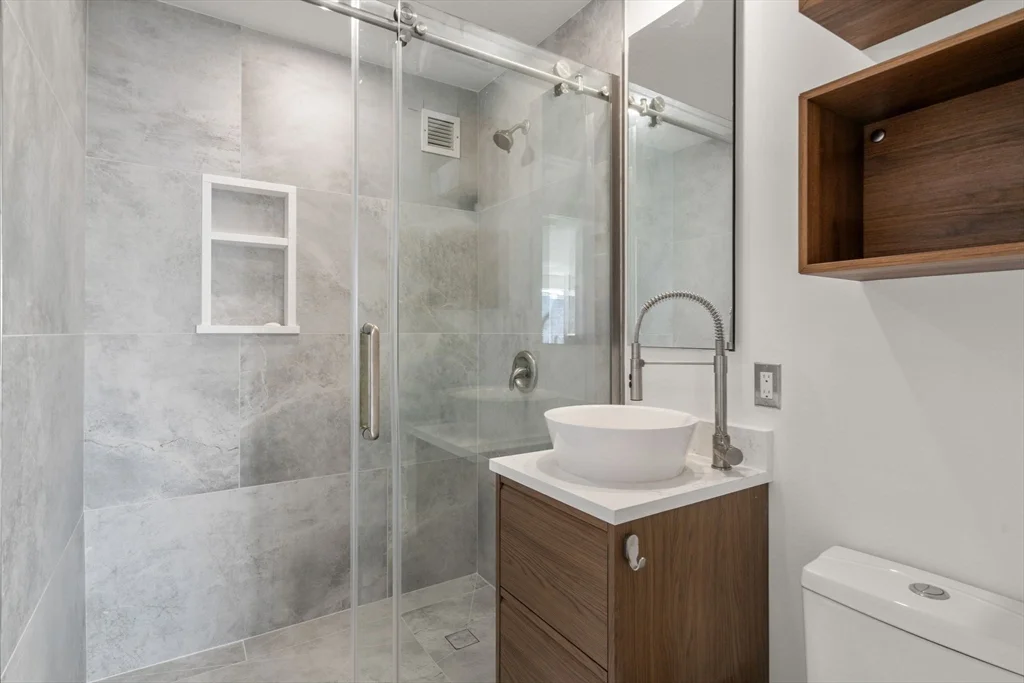 4 bed, 3 bath apartment for rent at 85 E India Row Unit 41 AB, Waterfront — photo 17 of 21