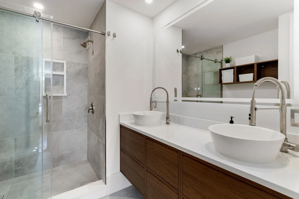 4 bed, 3 bath apartment for rent at 85 E India Row Unit 41 AB, Waterfront — photo 12 of 21