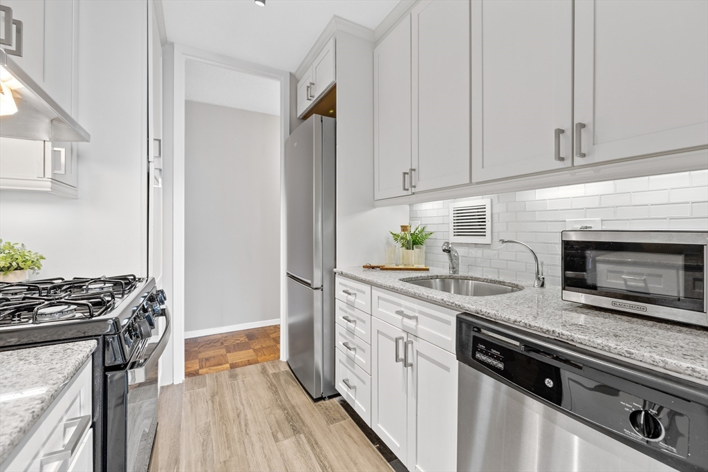 2 bed, 1 bath apartment for rent at 85 East India Row Unit 4G, Waterfront — photo 14 of 28