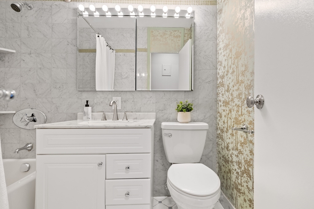 2 bed, 1 bath apartment for rent at 85 East India Row Unit 4G, Waterfront — photo 19 of 28
