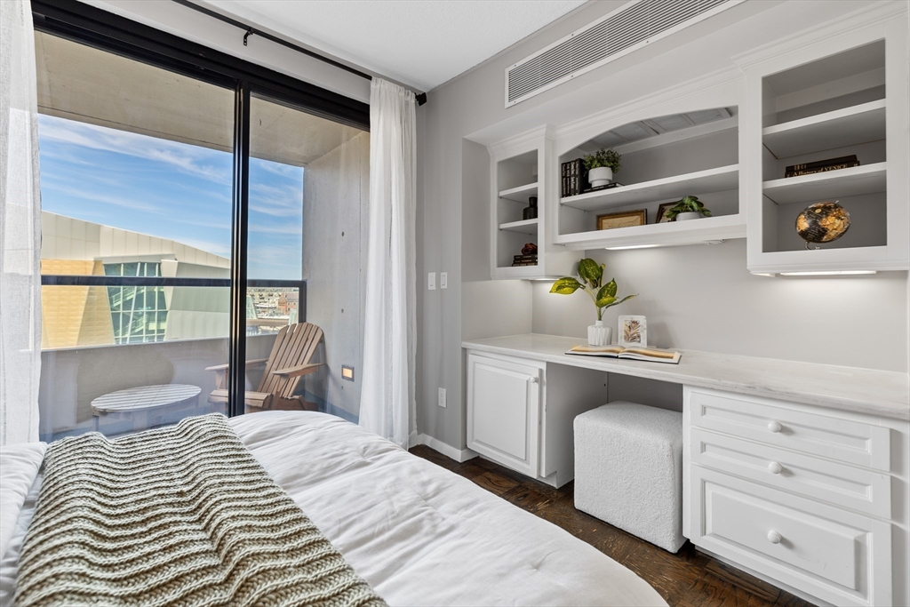 2 bed, 1 bath apartment for rent at 85 East India Row Unit 4G, Waterfront — photo 17 of 28