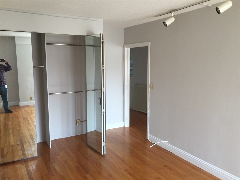 2 bed, 1 bath apartment for rent at 85 East India Row Unit 8G, Waterfront — photo 5 of 25