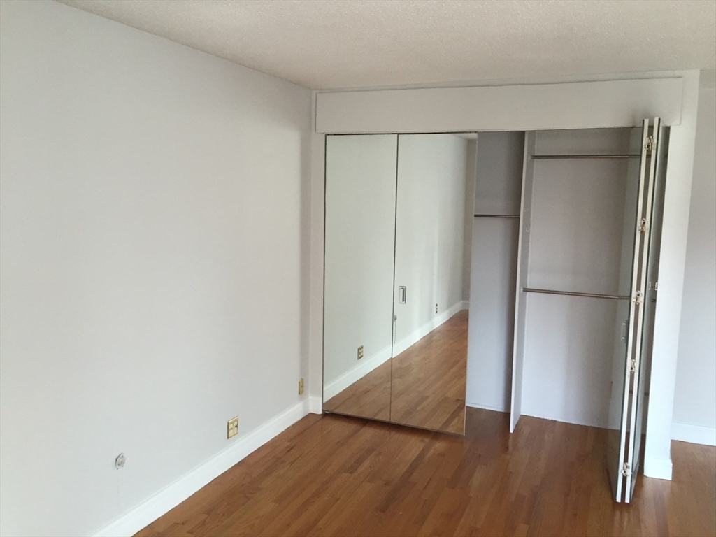 2 bed, 1 bath apartment for rent at 85 East India Row Unit 8G, Waterfront — photo 8 of 25