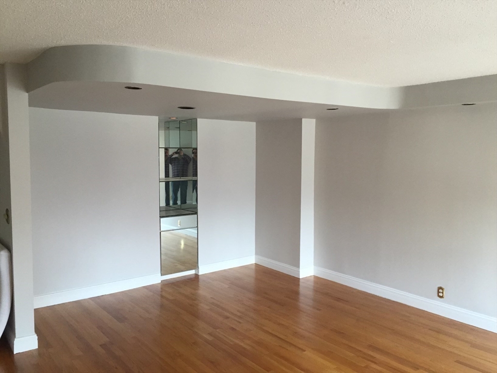 2 bed, 1 bath apartment for rent at 85 East India Row Unit 8G, Waterfront — photo 9 of 25