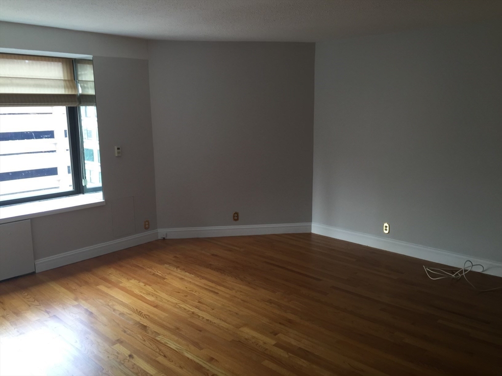 2 bed, 1 bath apartment for rent at 85 East India Row Unit 8G, Waterfront — photo 6 of 25