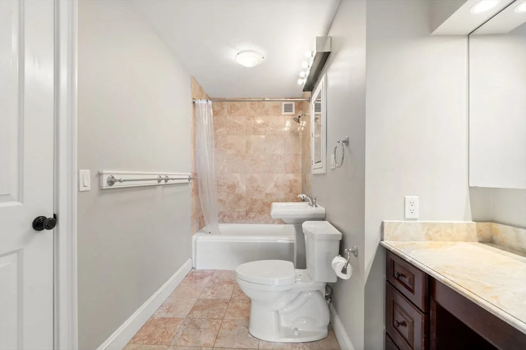 1 bed, 1 bath apartment for rent at 85 East India Row Unit 15E, Boston Downtown — photo 15 of 25