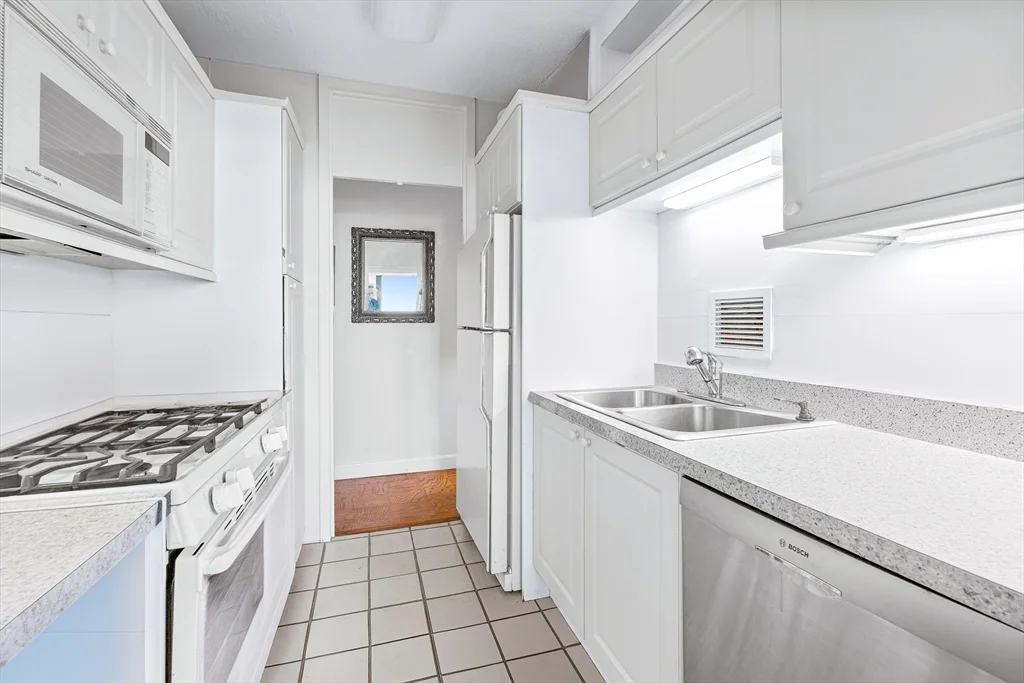 1 bed, 1 bath apartment for rent at 85 East India Row Unit 36C, Boston Downtown — photo 11 of 12