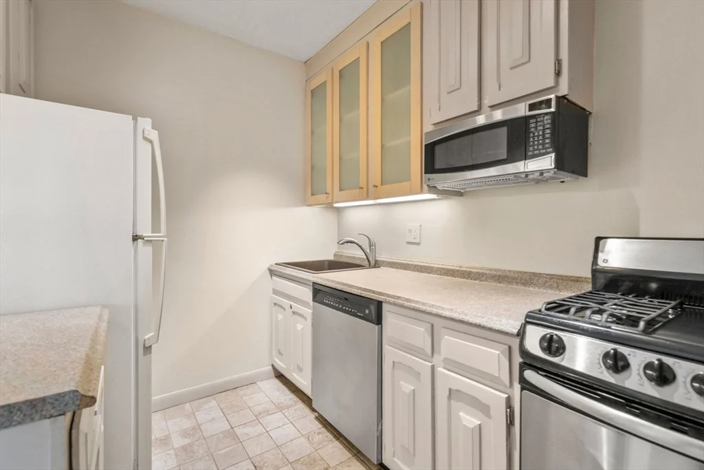 1 bed, 1 bath apartment for rent at 85 East India Unit 11A, Waterfront — photo 3 of 19