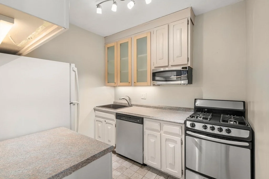 1 bed, 1 bath apartment for rent at 85 East India Unit 11A, Waterfront — photo 4 of 19