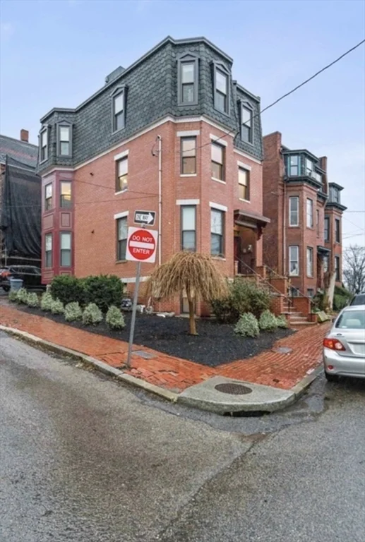 3 bed, 3 bath apartment for rent at 85 Fort Ave Unit 2, Roxbury — photo 16 of 18