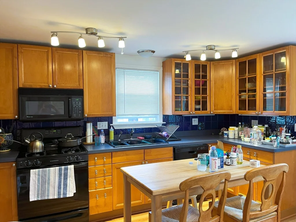 3 bed, 2 bath apartment for rent at 85 Gardner St, Newton — photo 2 of 16