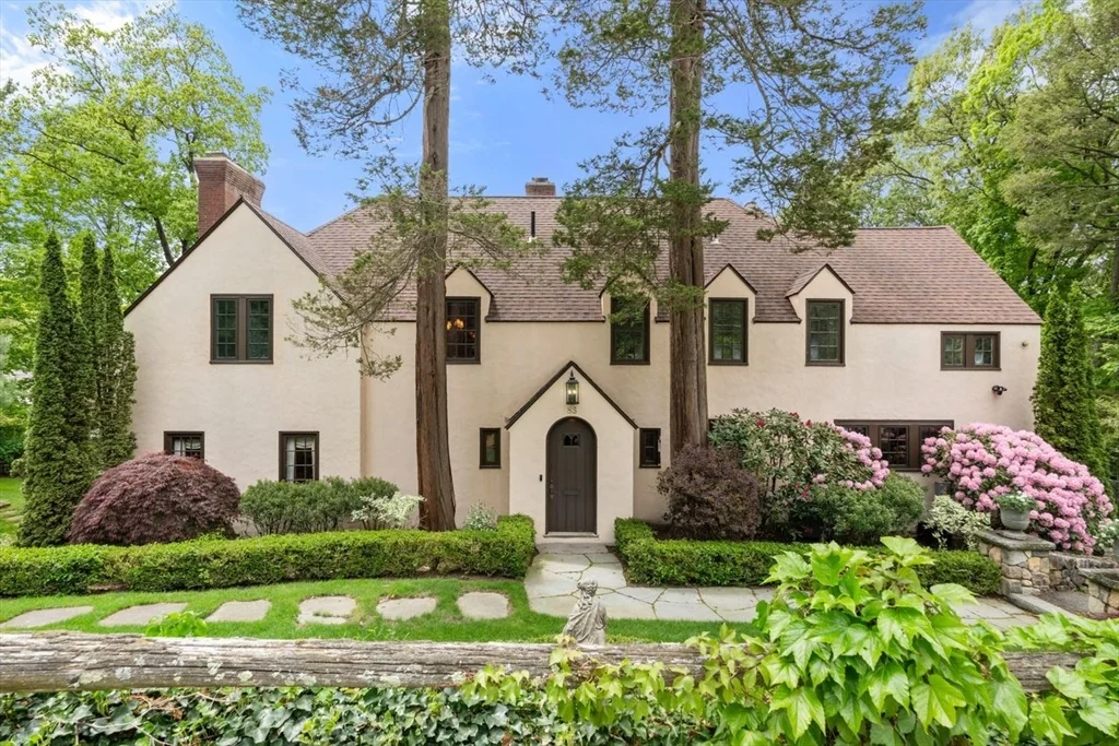 5 bed, 4+ bath apartment for rent at 85 Gate House Rd, Chestnut Hill — photo 1 of 12