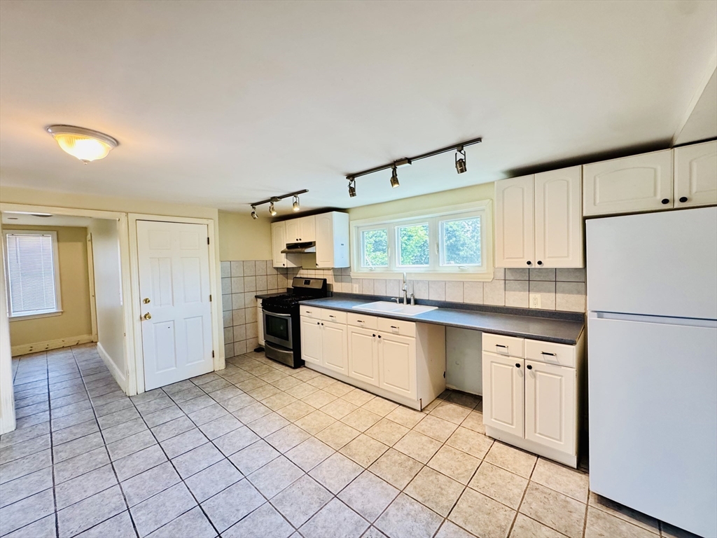 2 bed, 1 bath apartment for rent at 85 Lynnfield Unit 3, Lynn — photo 2 of 9