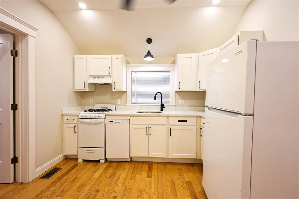 3 bed, 1 bath apartment for rent at 85 Oak St Unit 85, Randolph — photo 10 of 26