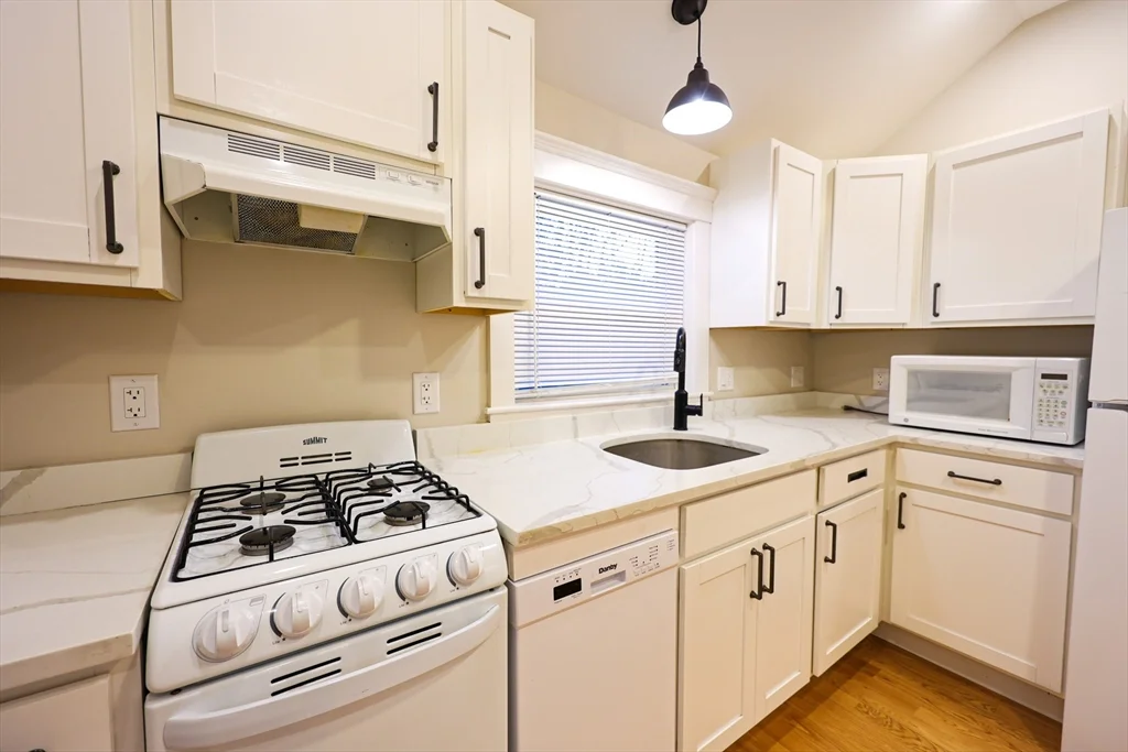 3 bed, 1 bath apartment for rent at 85 Oak St Unit 85, Randolph — photo 11 of 26