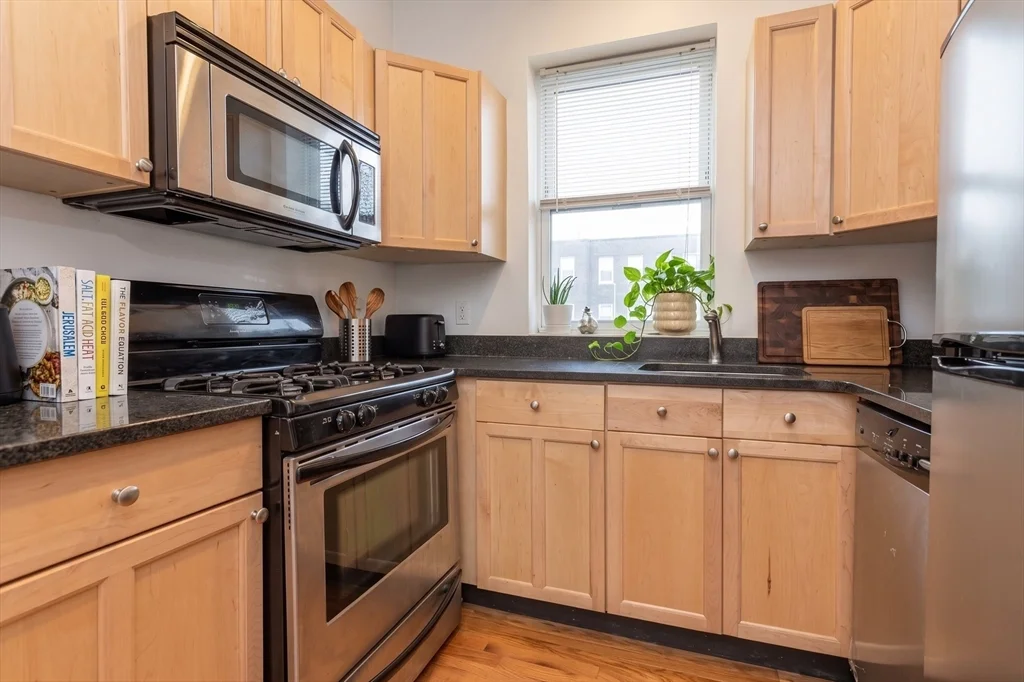 Studio bed, 1 bath apartment for rent at 85 Park Dr Unit 15, Fenway — photo 3 of 5