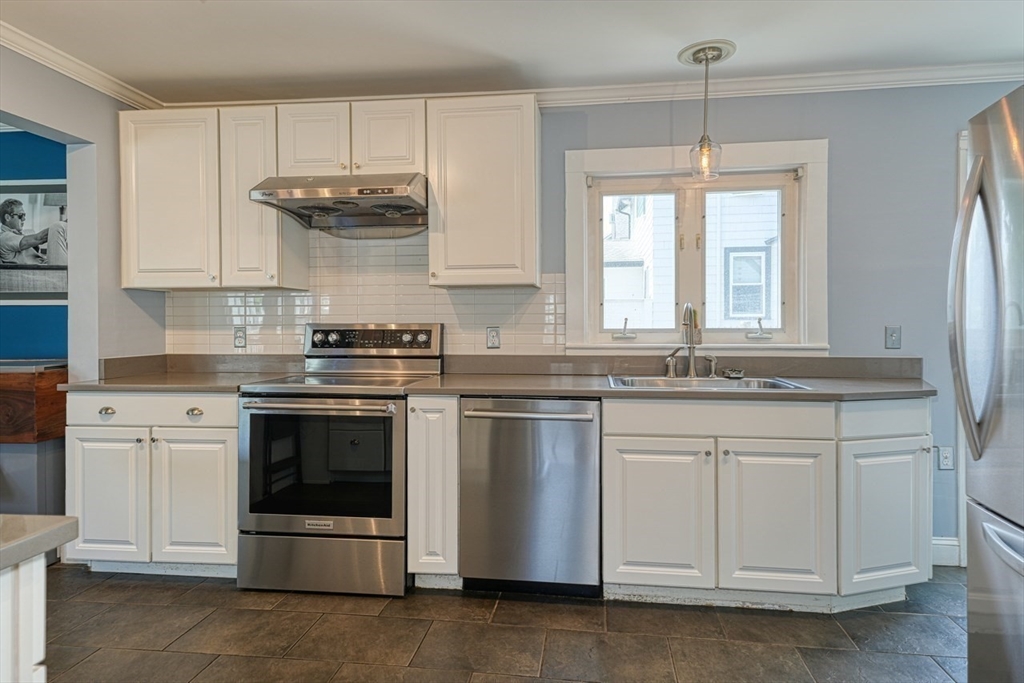 3 bed, 2 bath apartment for rent at 85 Roosevelt Rd, Medford — photo 3 of 36