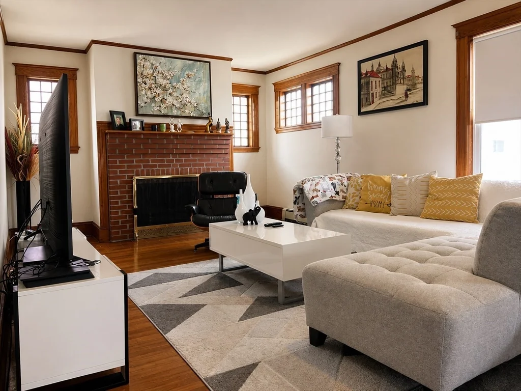 4 bed, 1 bath apartment for rent at 85 Walnut St, Belmont — photo 3 of 16