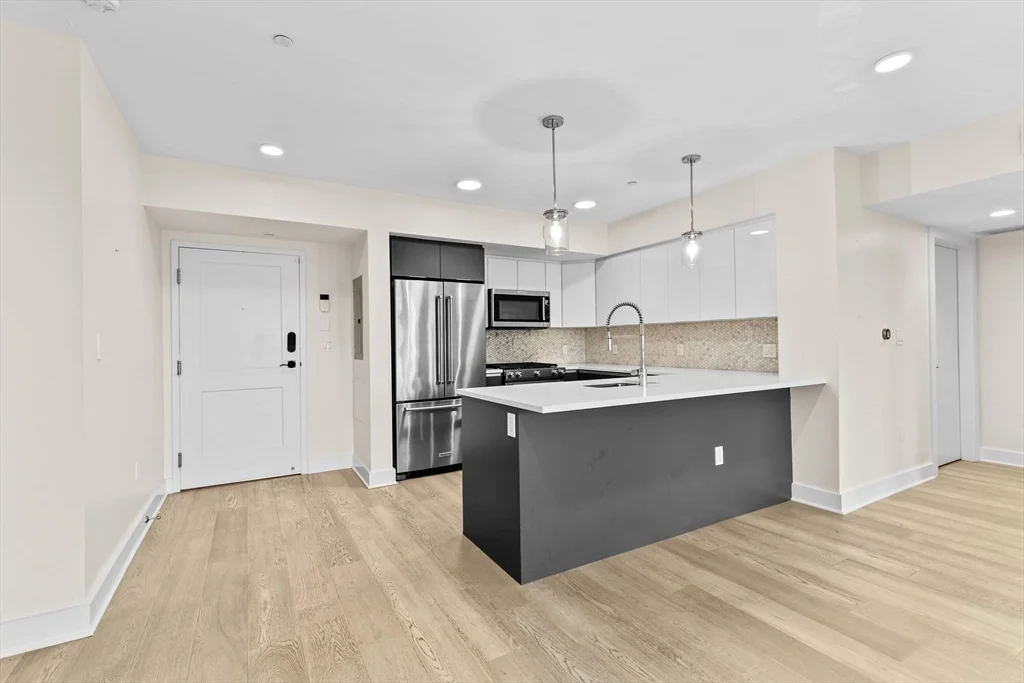 2 bed, 2 bath apartment for rent at 85 Willow Ct Unit 302, Dorchester — photo 3 of 31