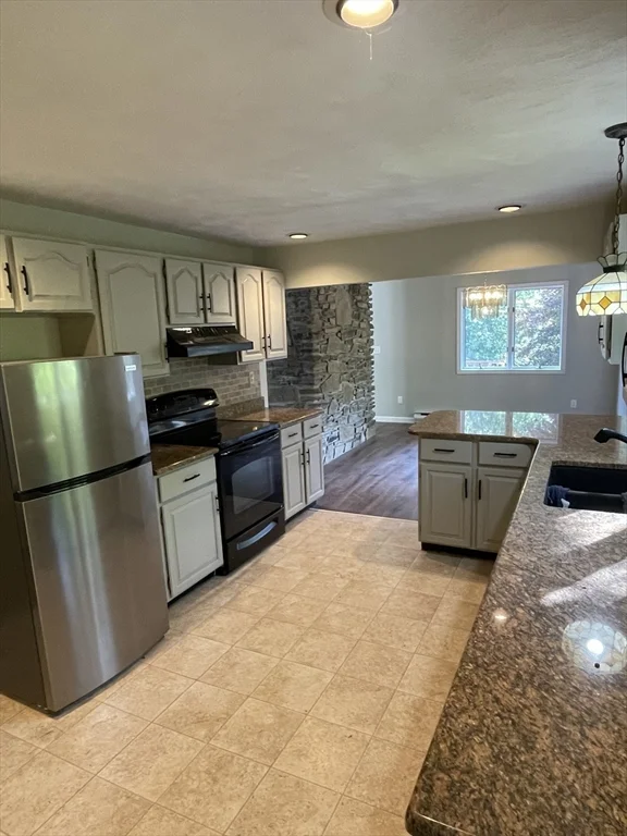 3 bed, 2 bath apartment for rent at 85 Yew, Douglas — photo 3 of 24