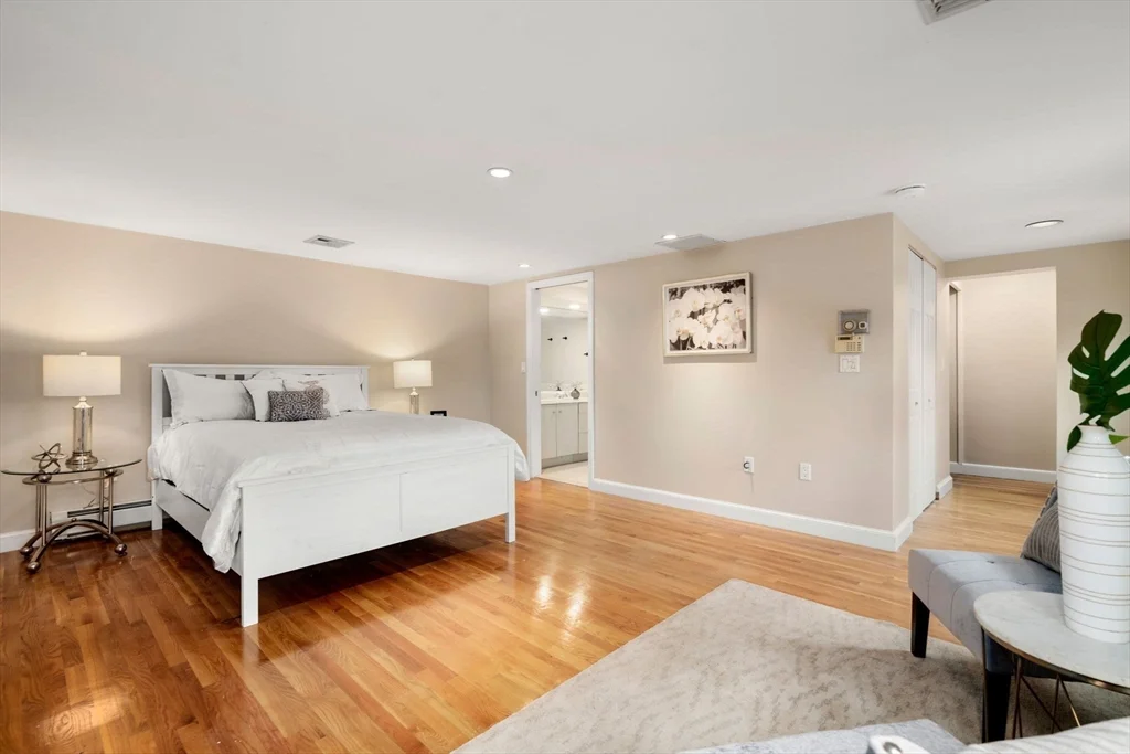 5 bed, 4+ bath apartment for rent at 850 Dedham St, Newton — photo 21 of 37