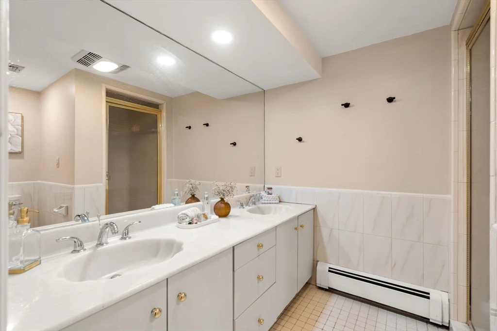 5 bed, 4+ bath apartment for rent at 850 Dedham St, Newton — photo 31 of 37