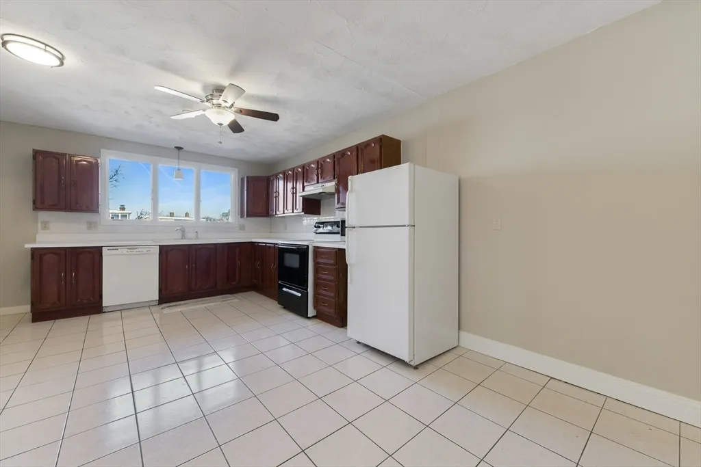 3 bed, 1 bath apartment for rent at 852 East Broadway Unit 3, South Boston — photo 13 of 29