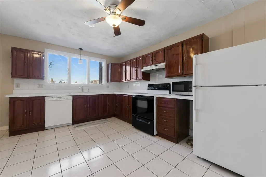 3 bed, 1 bath apartment for rent at 852 East Broadway Unit 3, South Boston — photo 11 of 29