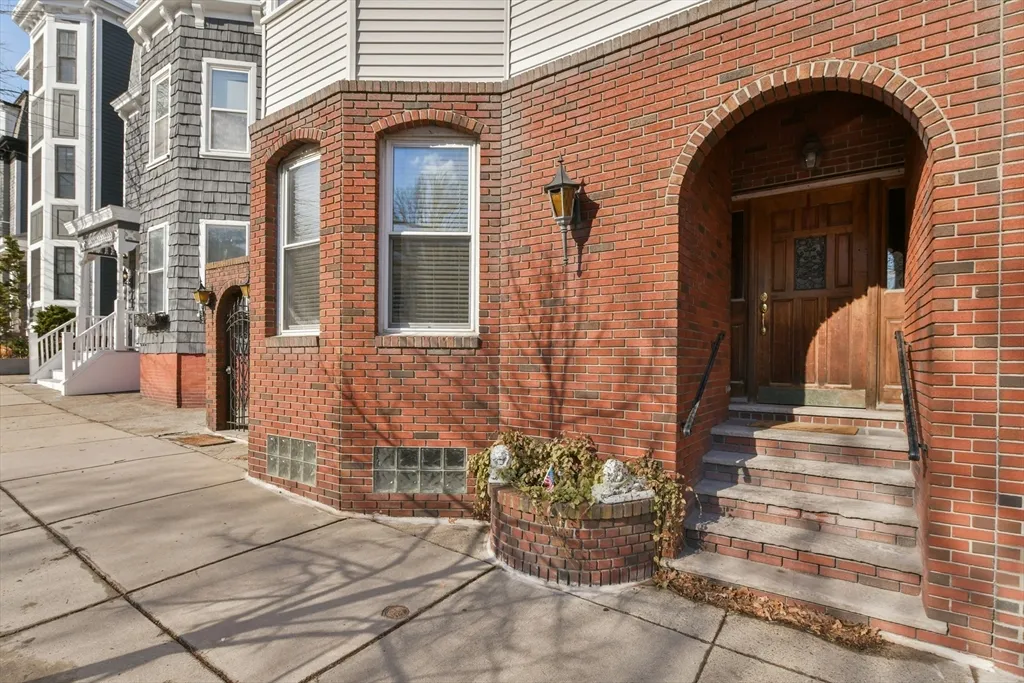 3 bed, 1 bath apartment for rent at 852 East Broadway Unit 3, South Boston — photo 1 of 29