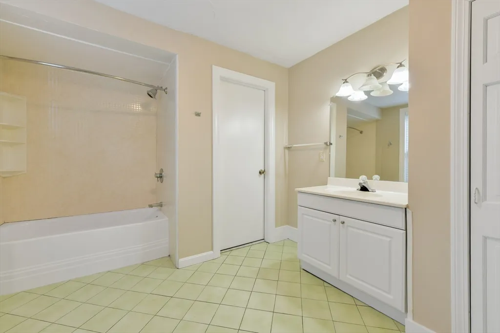 3 bed, 1 bath apartment for rent at 852 East Broadway Unit 3, South Boston — photo 7 of 29