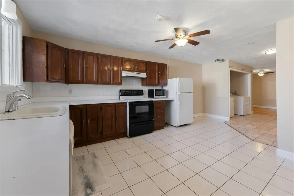 3 bed, 1 bath apartment for rent at 852 East Broadway Unit 3, South Boston — photo 9 of 29