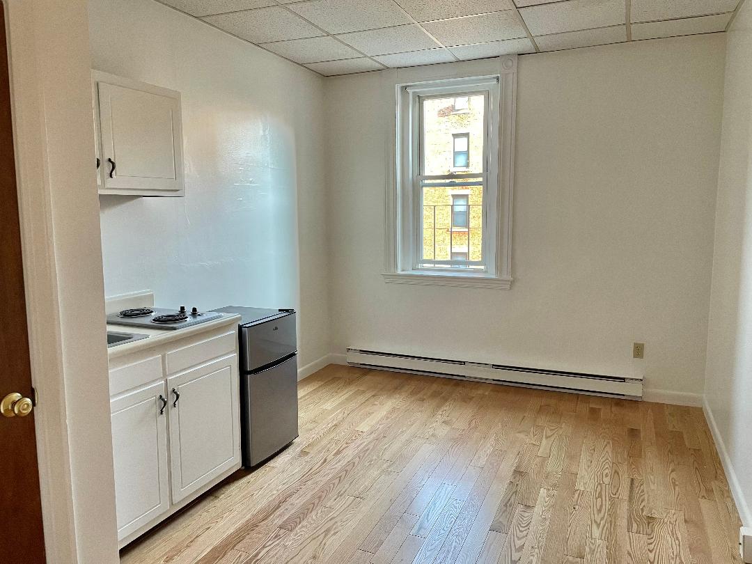Studio bed, 1 bath apartment for rent at 854 Beacon St Unit 4, Fenway — photo 1 of 3