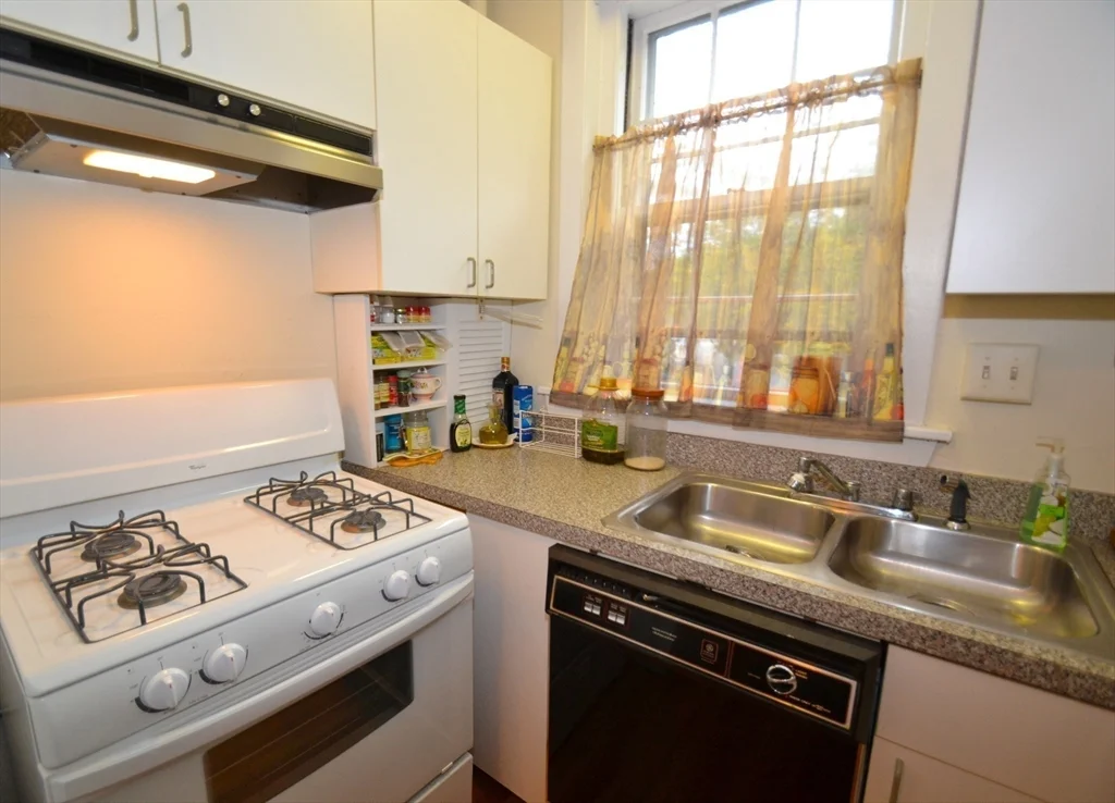 2 bed, 1 bath apartment for rent at 86 Buckingham St Unit 32, West Cambridge — photo 10 of 11