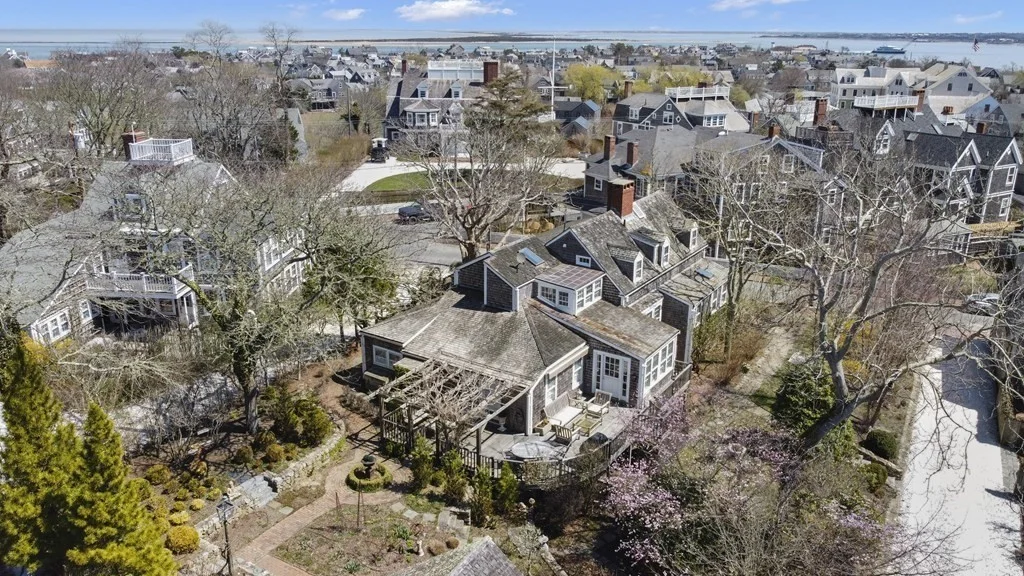 4 bed, 4+ bath apartment for rent at 86 Centre St, Nantucket — photo 14 of 15