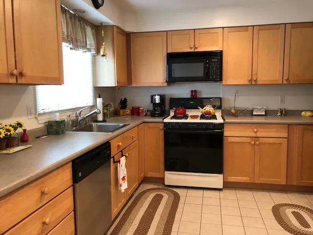3 bed, 3 bath apartment for rent at 86 Chapel St Unit 1, Nonantum — photo 6 of 29