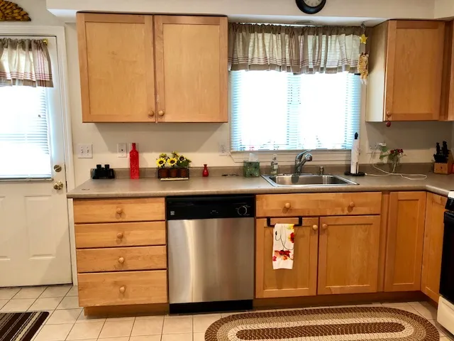 3 bed, 3 bath apartment for rent at 86 Chapel St Unit 1, Nonantum — photo 8 of 29