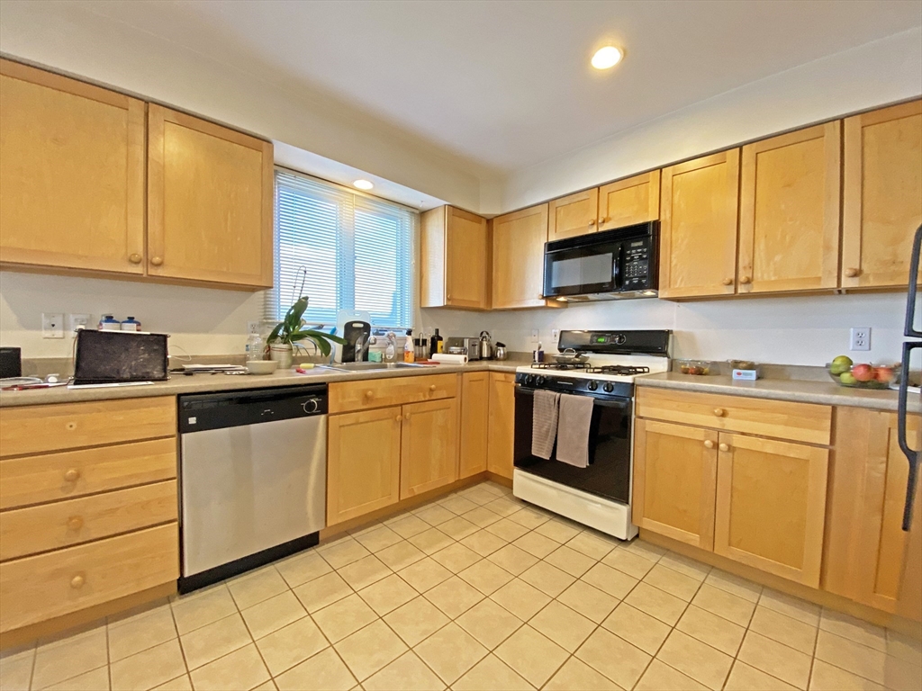 3 bed, 3 bath apartment for rent at 86 Chapel St Unit 86, Nonantum — photo 3 of 16