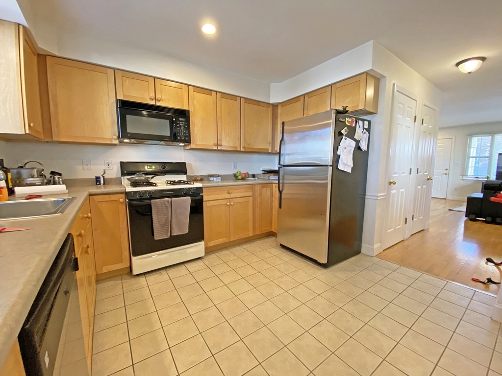3 bed, 3 bath apartment for rent at 86 Chapel St Unit 86, Nonantum — photo 4 of 16