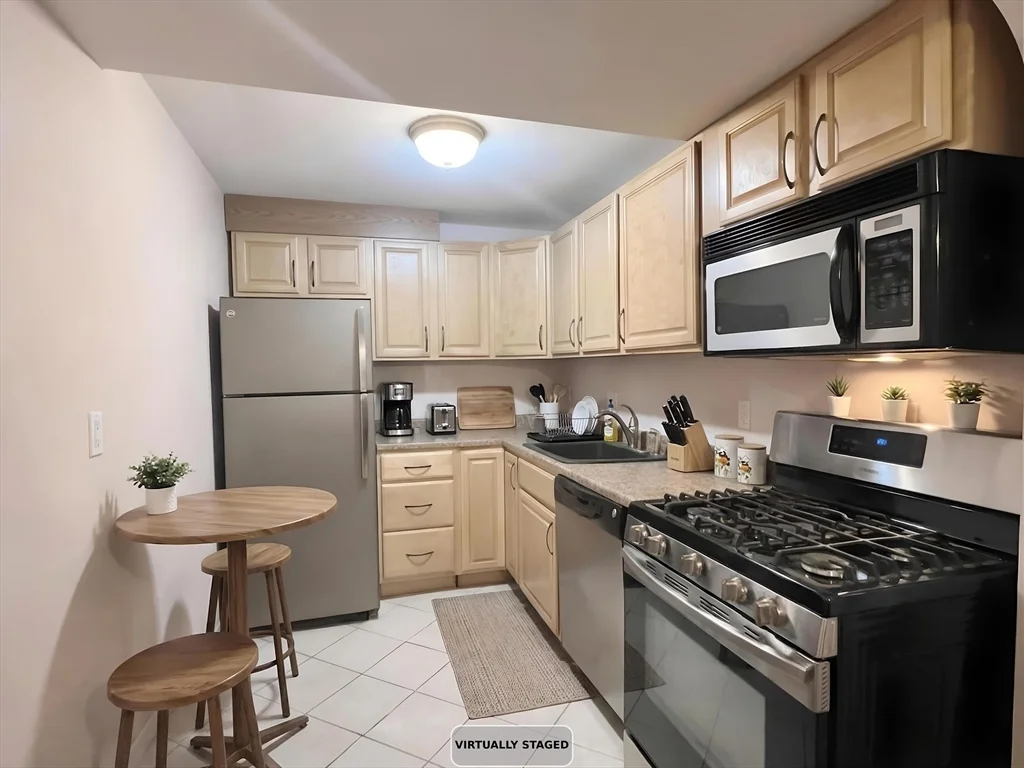 Studio bed, 1 bath apartment for rent at 86 Commonwealth Ave Unit GF, Back Bay — photo 11 of 15
