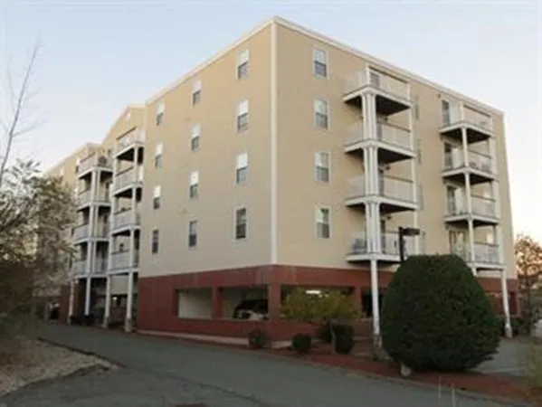 2 bed, 1 bath apartment for rent at 86 E Howard St Unit 104, Quincy