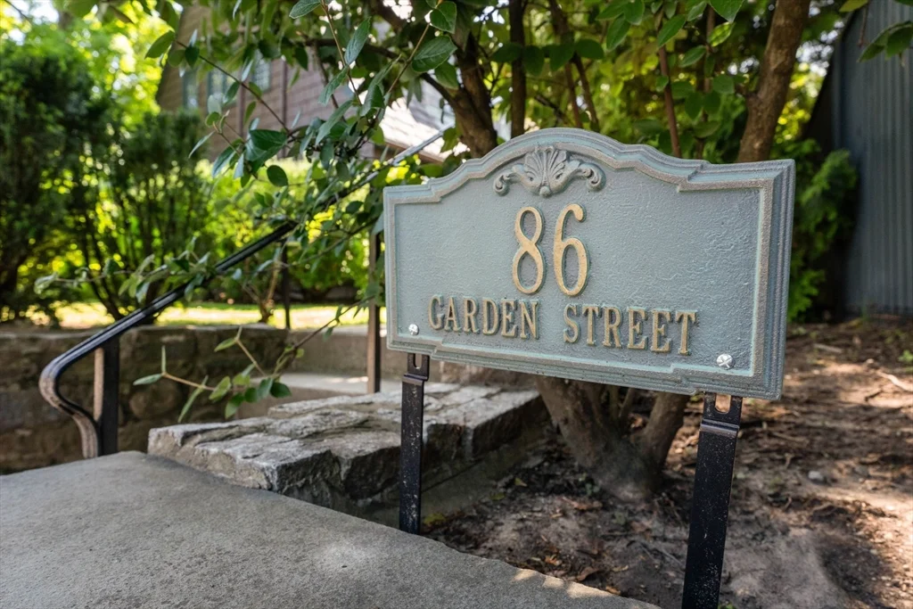 2 bed, 1 bath apartment for rent at 86 Garden St Unit 86, Neighborhood Nine